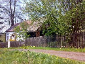 a wooden fence in front of a house at Chalupa v soukromí Chřibská in Chřibská