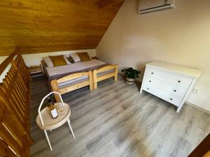 Postel nebo postele na pokoji v ubytování Vinný sklep u Mňa