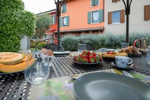 a table with plates of food on top at RUSTICO PETRA - Regarda Travel in Bardolino