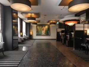 una hall di un salone con un dipinto sul muro di APA Hotel Kyoto Gion Excellent a Kyoto