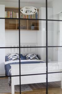 um quarto com uma cama com uma parede de vidro em Capital Towers - Apartament Modern z widokiem na rzekę em Rzeszów