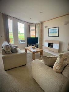 TV a/nebo společenská místnost v ubytování Relaxing 2-Bedroom holiday lodge in Cornwall