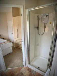 Vannas istaba naktsmītnē Relaxing 2-Bedroom holiday lodge in Cornwall