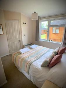 Postel nebo postele na pokoji v ubytování Relaxing 2-Bedroom holiday lodge in Cornwall + 22 fotografií