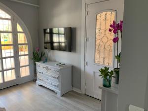 TV a/nebo společenská místnost v ubytování Kentia Rooms Torremolinos