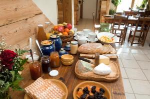 - une table en bois avec de la nourriture dans l'établissement Gîte Chalet La Vie Sauvage, à Prats-Haut