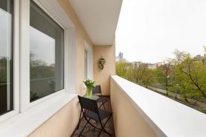 Gdynia Mare Apartment tesisinde bir balkon veya teras