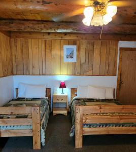 Кровать или кровати в номере Duck Lake Lodge