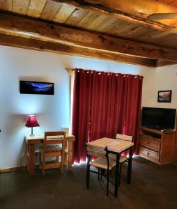 Televízia a/alebo spoločenská miestnosť v ubytovaní Duck Lake Lodge