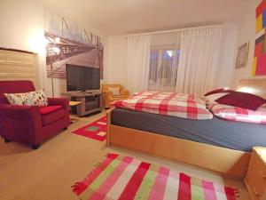 Posteľ alebo postele v izbe v ubytovaní 70qm 3-Zimmer Apartment am Tauernradweg in Hallein bei Salzburg, nahe Berchtesgaden, Roßfeld, Kehlsteinhaus, Obersalzberg, Watzmann, Schönau am Königsee, Bad Vigaun, Schloss Hellbrunn, Burg Hohen Salzburg, Burg Hohen Werfen # Beherbergungsbetrieb OC45