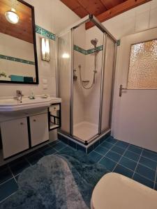 Kúpeľňa v ubytovaní 70qm 3-Zimmer Apartment am Tauernradweg in Hallein bei Salzburg, nahe Berchtesgaden, Roßfeld, Kehlsteinhaus, Obersalzberg, Watzmann, Schönau am Königsee, Bad Vigaun, Schloss Hellbrunn, Burg Hohen Salzburg, Burg Hohen Werfen # Beherbergungsbetrieb OC45