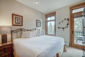 Una cama o camas en una habitación de Luxurious 2 BR in River Run Village Featuring Ski in ski-out condo 20 fotos más