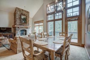 Un lugar para sentarse en Luxurious 2 BR in River Run Village with Ski in ski out condo