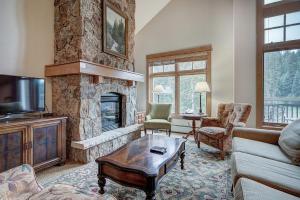 Un lugar para sentarse en Luxurious 2 BR in River Run Village with Ski in ski out condo