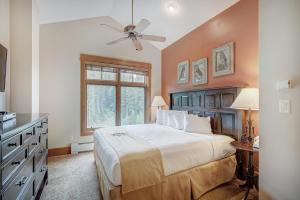 Una cama o camas en una habitación de Luxurious 2 BR in River Run Village with Ski in ski out condo 19 fotos más