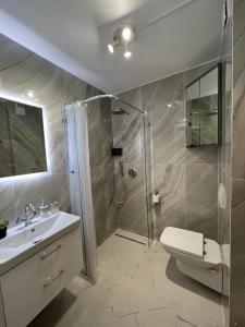 W łazience znajduje się prysznic, toaleta i umywalka. w obiekcie Kawalerka Premium A 29m2 - po remoncie - nowa! w Warszawie