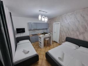 una piccola stanza con due letti e una scrivania di Studio Vlora a Vlorë