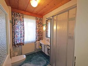 Kúpeľňa v ubytovaní 70qm 3-Zimmer Apartment am Tauernradweg in Hallein bei Salzburg, nahe Berchtesgaden, Roßfeld, Kehlsteinhaus, Obersalzberg, Watzmann, Schönau am Königsee, Bad Vigaun, Schloss Hellbrunn, Burg Hohen Salzburg, Burg Hohen Werfen # Beherbergungsbetrieb OC45