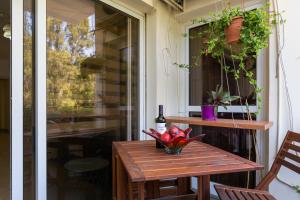 un bol de fruta sentado en una mesa en un porche en Anna-Maria apartment en Limassol