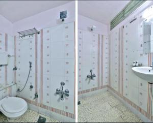 Duas fotografias de uma casa de banho com WC e lavatório. em HOTEL HARMONY em Jamnagar