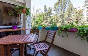 una mesa y sillas en un balcón con ventana en Anna-Maria apartment en Limassol