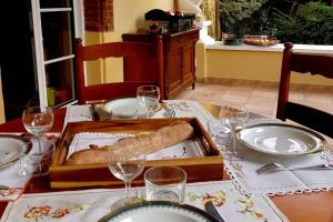 un tavolo con vassoio di legno e una pagnotta di pane di Château de Larunque, 15 p, piscine spa tennis - plages 30 mn a Saint-Laurent-de-Gosse