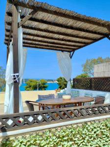 Gallery image of Sea Breeze - Home with a View in Bouzéïka