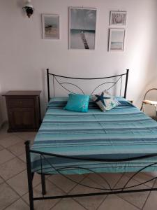 מיטה או מיטות בחדר ב-casetta sul porticciolo