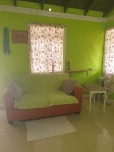 Khu vực ghế ngồi tại Seawind Cottage- Traditional St.Lucian Style