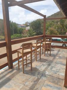Ban công/sân hiên tại Seawind Cottage- Traditional St.Lucian Style