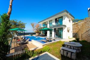 eine Villa mit einem Pool und einem Haus in der Unterkunft Villa Alva Donna in Gelemiş