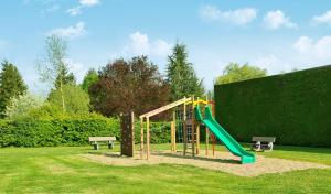 een speeltuin met een glijbaan in een park bij Resort & Camping - Val de Braye in Bessé-sur-Braye