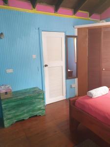 Giường trong phòng chung tại Seawind Cottage- Traditional St.Lucian Style
