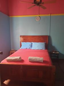 Giường trong phòng chung tại Seawind Cottage- Traditional St.Lucian Style