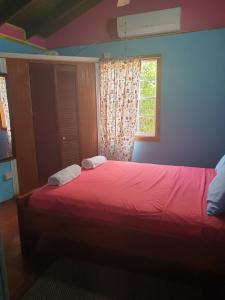 Giường trong phòng chung tại Seawind Cottage- Traditional St.Lucian Style