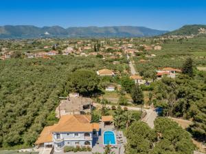 Uma vista aérea de Luxury Villa Vanato & Pool