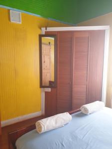 Giường trong phòng chung tại Seawind Cottage- Traditional St.Lucian Style