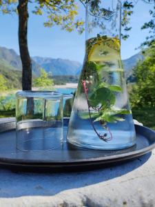 Tramonti di Sotto的住宿－Albergo Wellness Da Febo，玻璃瓶,坐在桌子上,装有玻璃容器