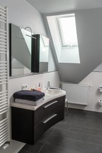 uma casa de banho com um lavatório e uma clarabóia em Ferienwohnung TonArt em Sommerach