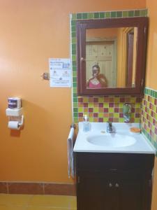 Phòng tắm tại Seawind Cottage- Traditional St.Lucian Style