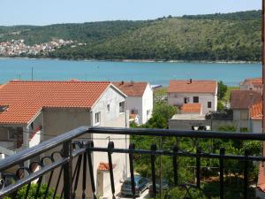 - Balcón con vistas a la ciudad y al lago en Apartments Villa Dalmazia, en Trogir