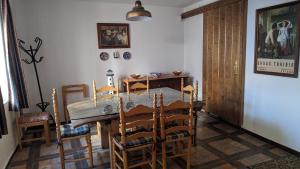 ein Esszimmer mit einem Holztisch und Stühlen in der Unterkunft Casa rústica de pueblo en Sierra de Alcaraz in Salobre