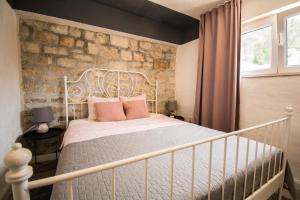 Postel nebo postele na pokoji v ubytování Apartments Mali Dvor Novigrad + 37 fotografií