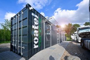 ブレーメンにあるRoatel Bremen A281 my-roatel-comの太陽を背景にした金属製の建物