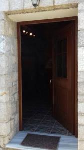 una puerta abierta a una habitación con una pared de ladrillo en Aspa's Traditional House, en Didyma