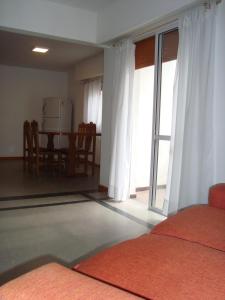 um quarto com duas camas e uma mesa e uma janela em Departamento Andino em Río Cuarto