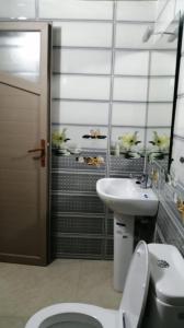 ein Bad mit einem WC und einem Waschbecken in der Unterkunft شقق فندقية بن خليل /hôtel appartements Bin khlil in Tan-Tan