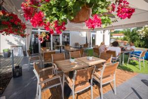 A restaurant or other place to eat at Hedon Brewing Niko apartment - 200 meter to the Beach