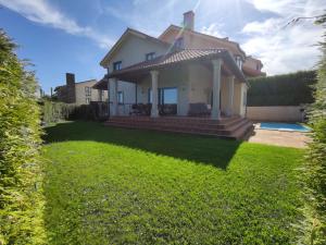 A garden outside HHC - Holidays House Compostela