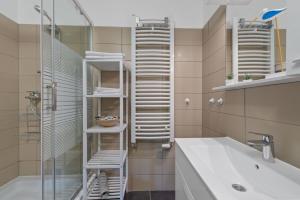 La salle de bains est pourvue d'une douche, de toilettes et d'un lavabo. dans l'établissement B&B Plitvice Lakes Villa Irene, aux lacs de Plitvice